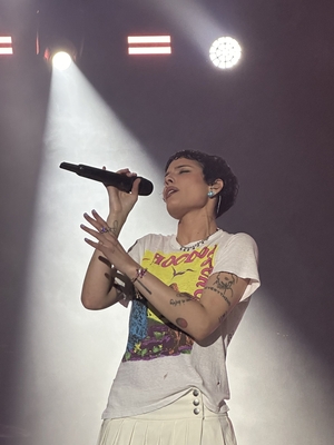 © x.com/halseybabygirl
