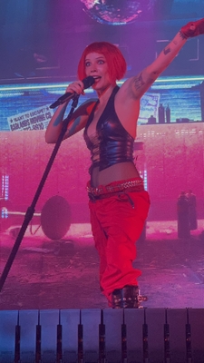 © x.com/honeyburntlips
