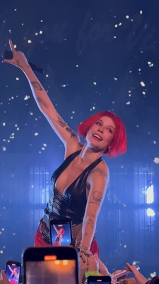 © x.com/sightlyselena
