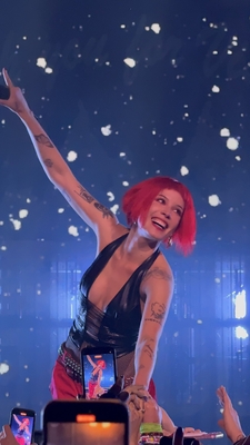 © x.com/sightlyselena
