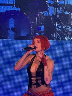 © x.com/sightlyselena
