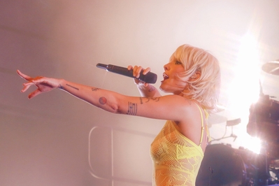 © x.com/achingblush
