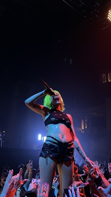 © x.com/sarahstardust17
