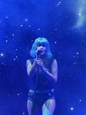 © x.com/halseybabygirl
