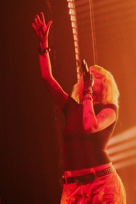 © x.com/hotdamnitsjenna
