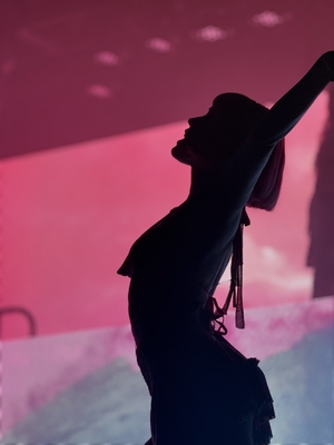 © x.com/amandumbplease
