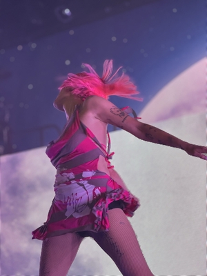 © x.com/amandumbplease
