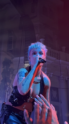 © x.com/onlylivingmuse
