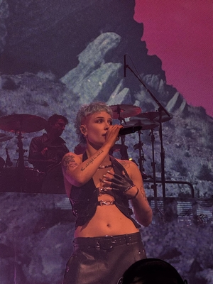 © x.com/darIingcarly
