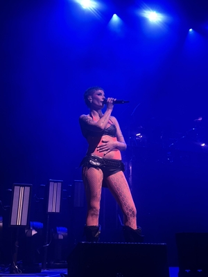 © x.com/caughtinthemadi
