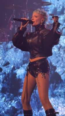 © x.com/Natalie_Courbet
