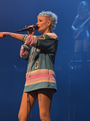 © x.com/Natalie_Courbet
