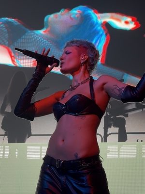 © x.com/darIingcarly
