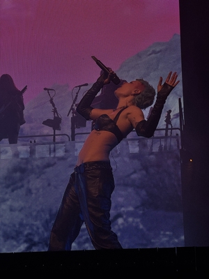 © x.com/darIingcarly
