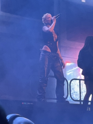 © x.com/honeycomingdown
