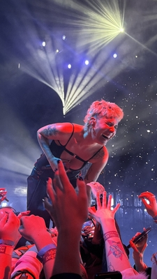 © x.com/manicthrills
