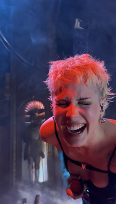 © x.com/halseybabygirl
